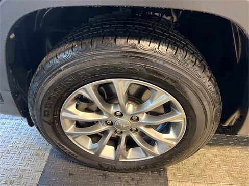 Used 2020 Jeep Cherokee Latitude Plus w/ Cold Weather Group image 9