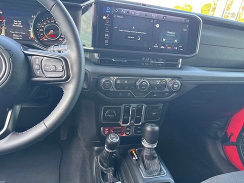 Used 2025 Jeep Wrangler Unlimited Rubicon w/ Convenience Group AWD/4WD image 17