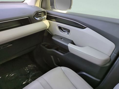 Used 2024 Honda Pilot Touring image 16