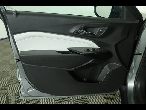 Certified 2025 Chevrolet Trax LT FWD image 21