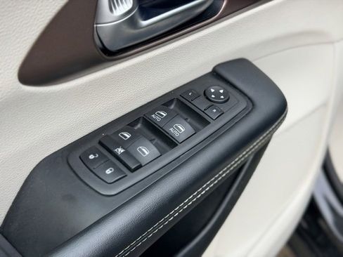 Used 2023 Chrysler Voyager LX image 19