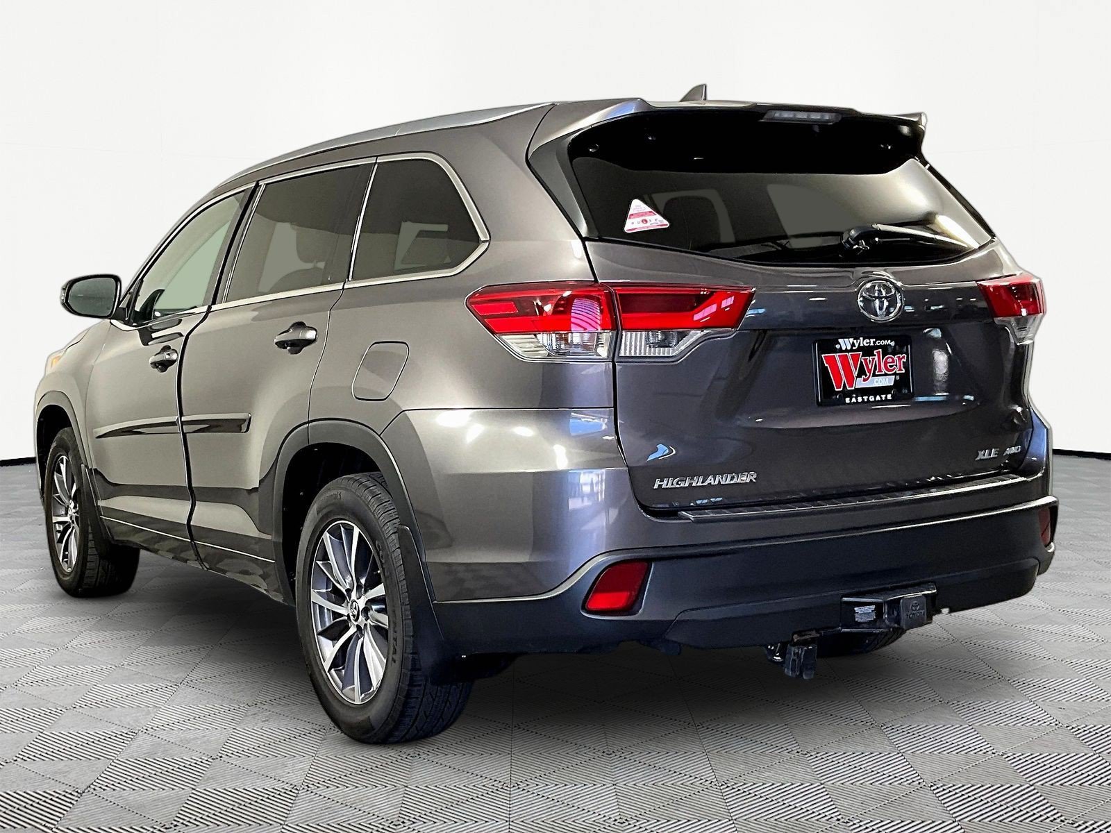 Used 2017 Toyota Highlander XLE AWD/4WD image 4