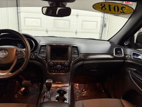 Used 2018 Jeep Grand Cherokee Laredo image 18