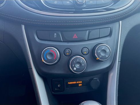 Used 2022 Chevrolet Trax LT w/ LT Convenience Package AWD/4WD image 19
