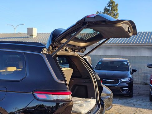 New 2026 Jeep Grand Cherokee L Limited w/ Limited Altitude Package AWD/4WD image 8