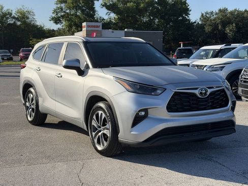 Used 2023 Toyota Highlander XLE FWD image 2