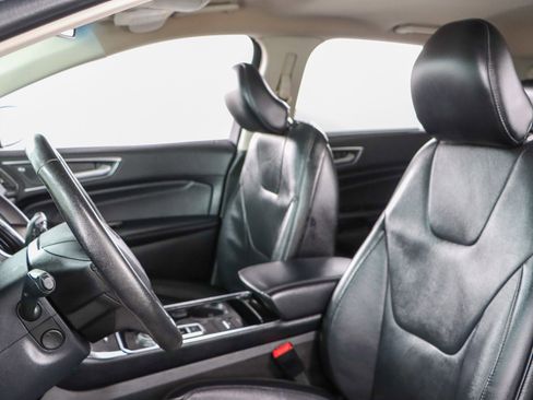 Used 2019 Ford Edge Titanium image 23