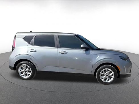 Used 2025 Kia Soul LX w/ LX Technology Package FWD image 16