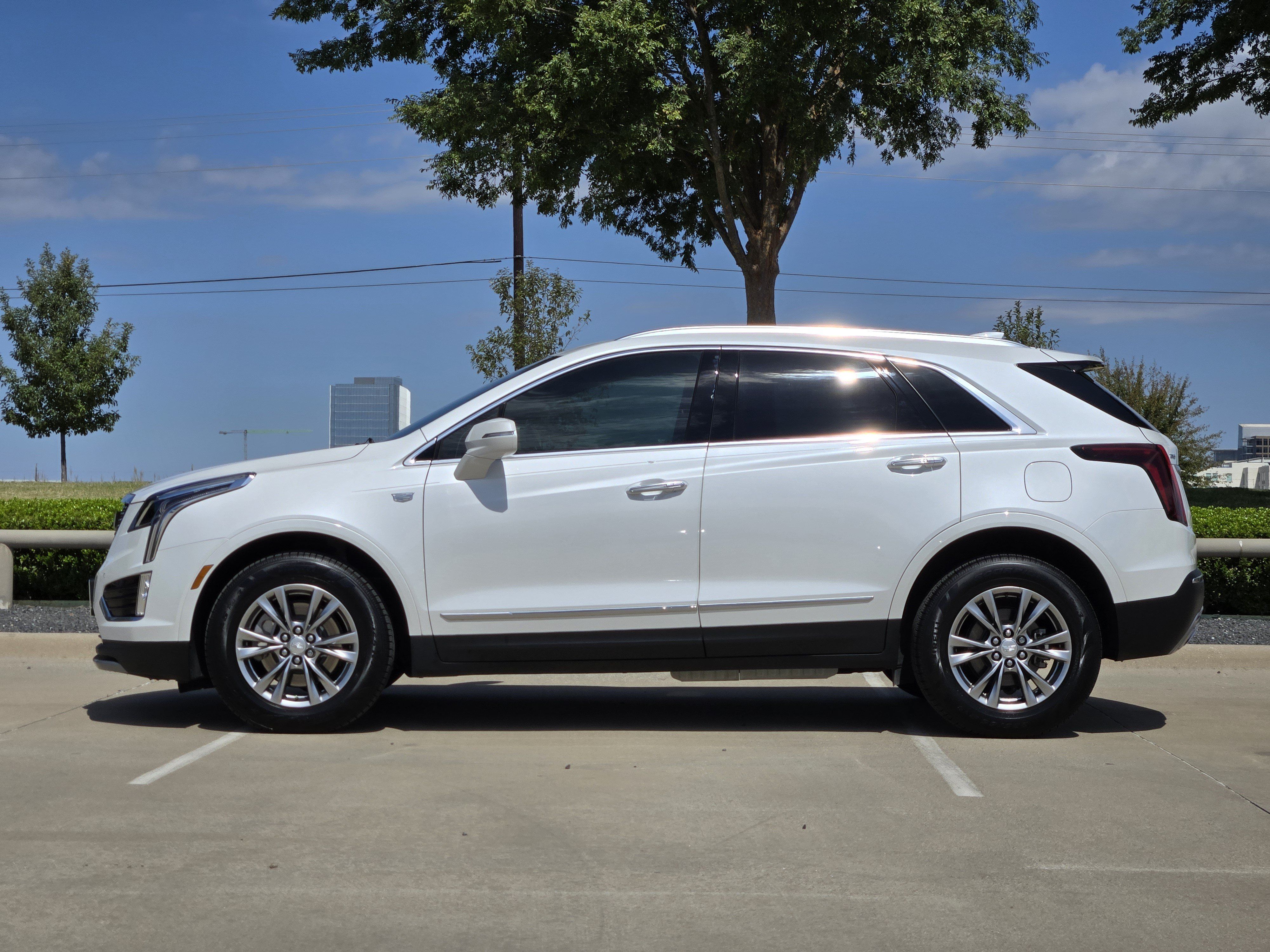 Used 2020 Cadillac XT5 Premium Luxury FWD image 2