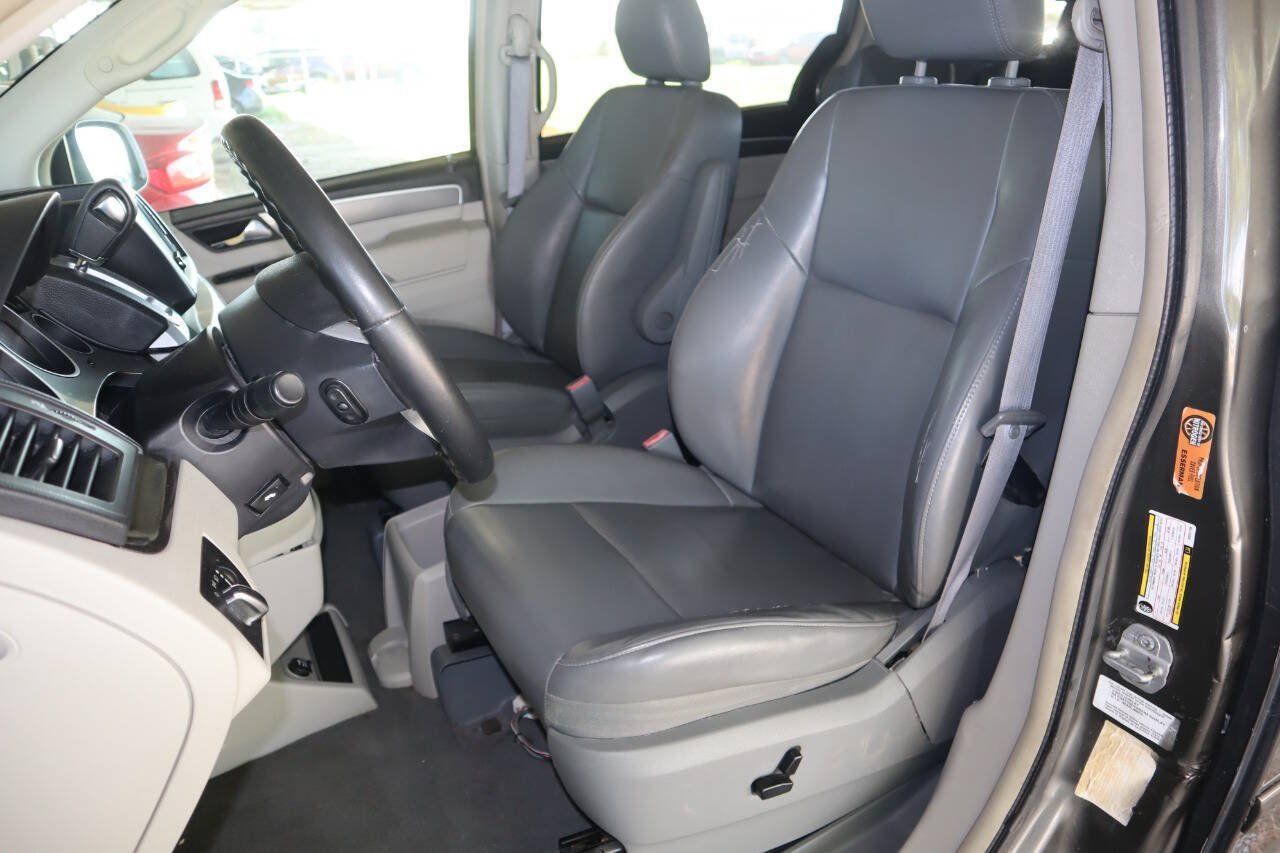 Used 2010 Volkswagen Routan SE FWD image 4