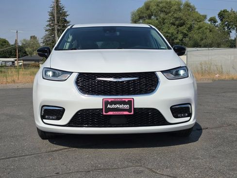 Used 2024 Chrysler Pacifica Touring-L FWD image 8