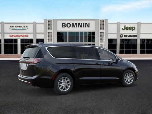 New 2026 Chrysler Pacifica Select image 4