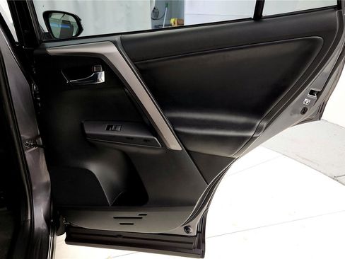 Used 2018 Toyota RAV4 XLE image 19