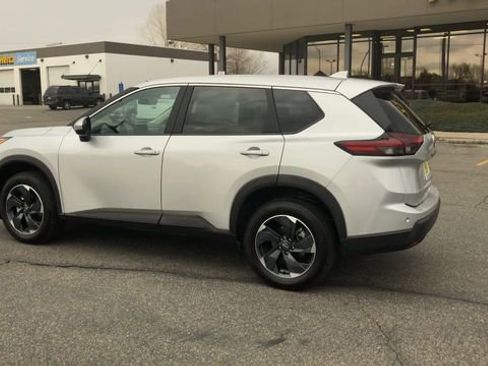 Used 2025 Nissan Rogue SV image 6