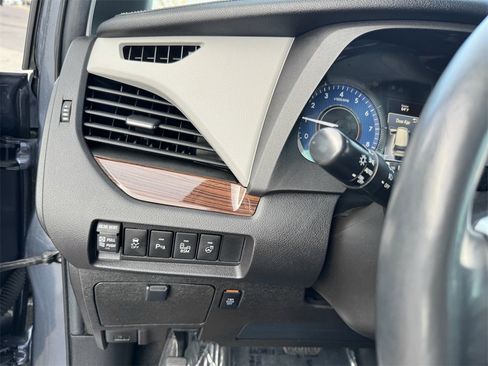 Used 2015 Toyota Sienna Limited image 14