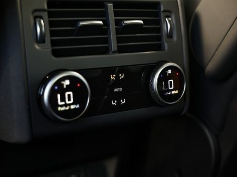 New 2025 Land Rover Discovery Metropolitan Edition image 32