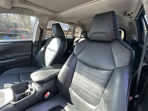 Used 2021 Toyota RAV4 XLE Premium image 16