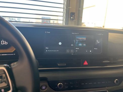 Used 2025 Kia Carnival EX image 4