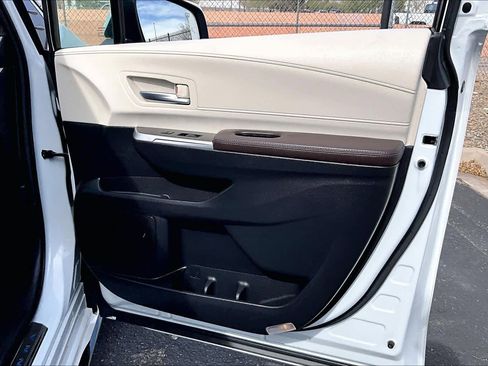 Used 2024 Toyota Sienna Platinum image 20