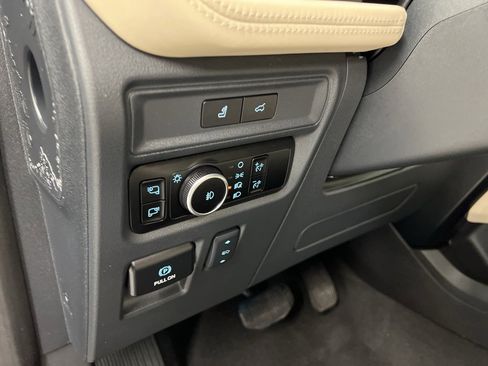 Used 2024 Ford Expedition Max Platinum image 18