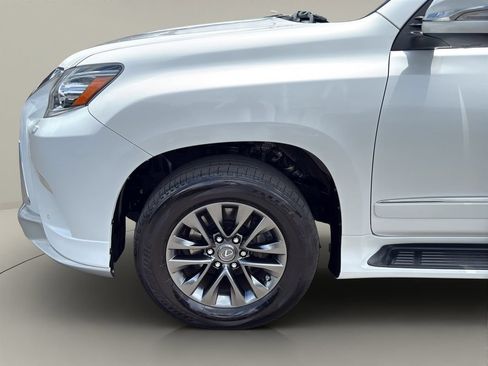 Used 2017 Lexus GX 460 Luxury w/ Sport Design Package AWD/4WD image 25
