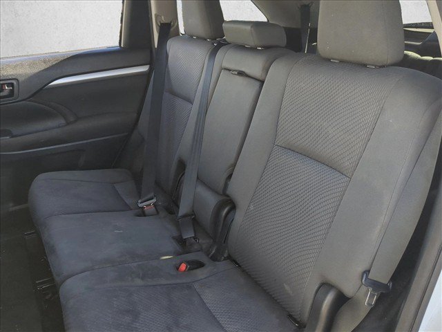 Used 2018 Toyota Highlander LE w/ Carpet Mat Package (TMS) FWD image 18