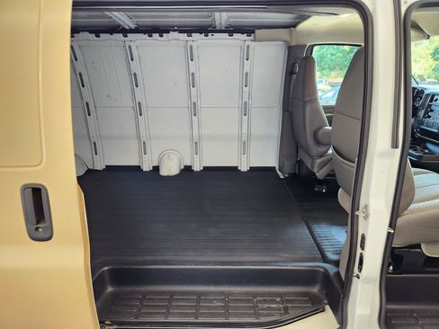 Used 2005 Chevrolet Express 2500 Extended RWD image 14