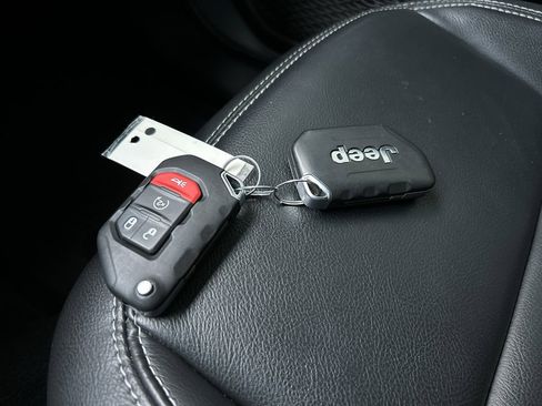 Used 2022 Jeep Wrangler Unlimited Sahara w/ Cold Weather Group image 28