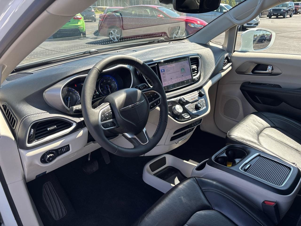 Used 2022 Chrysler Pacifica Touring-L FWD image 13