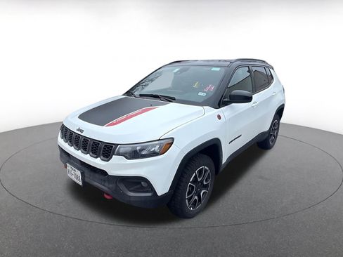 Used 2025 Jeep Compass Trailhawk image 7