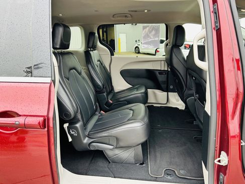 Used 2023 Chrysler Pacifica Touring-L image 30
