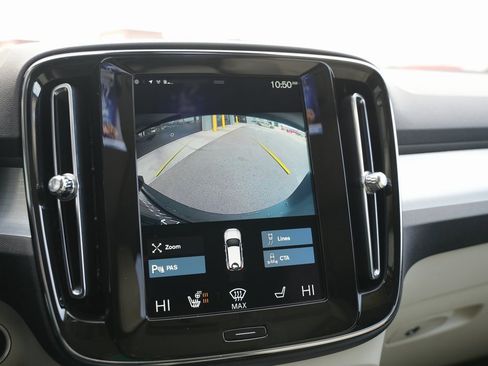 Used 2021 Volvo XC40 T5 Momentum w/ Premium Package image 34