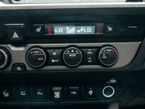 Used 2020 Toyota Tacoma TRD Off-Road w/ TRD Premium Off Road Package AWD/4WD image 41