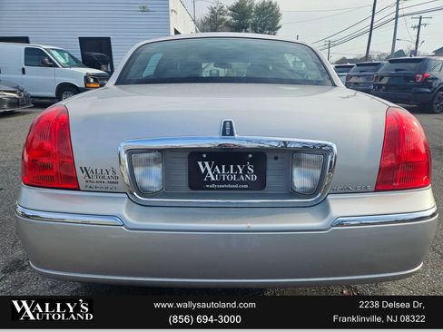 Used 2011 Lincoln Town Car Signature L image 34