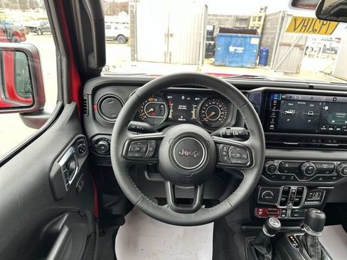 Used 2025 Jeep Wrangler Unlimited Rubicon AWD/4WD image 13