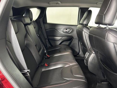 Used 2019 Jeep Cherokee Trailhawk w/ Cold Weather Group AWD/4WD image 11