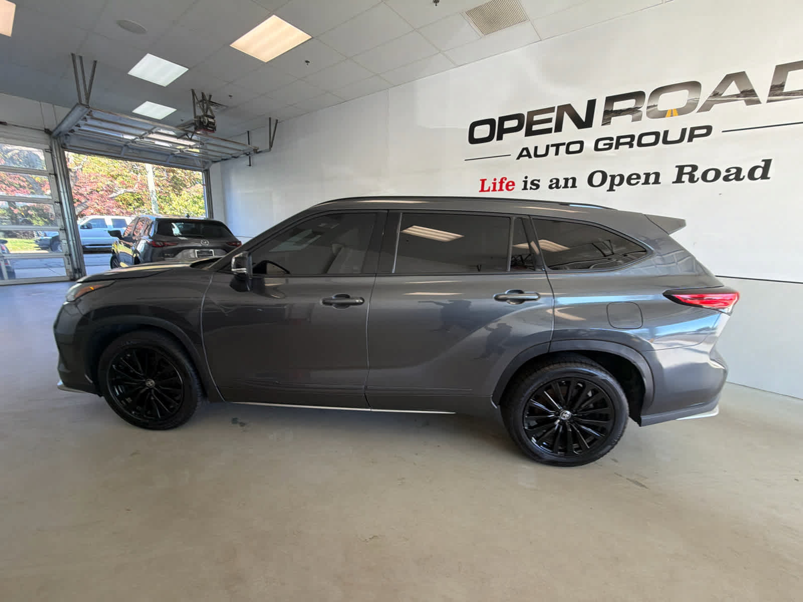 Used 2023 Toyota Highlander XSE AWD/4WD image 25