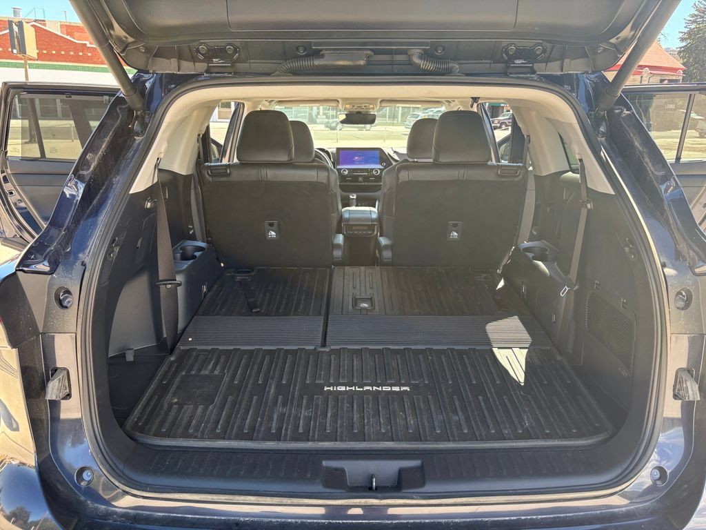Used 2025 Toyota Highlander XLE AWD/4WD image 16