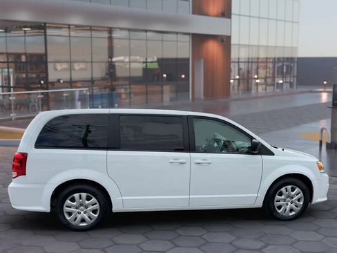 Used 2018 Dodge Grand Caravan SE w/ UConnect Hands-Free Group FWD image 5