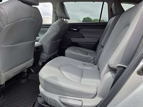 Used 2022 Toyota Highlander XLE FWD image 6