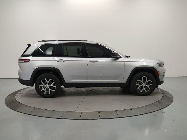 Used 2025 Jeep Grand Cherokee Limited RWD image 9