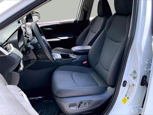 Used 2023 Toyota RAV4 XLE AWD/4WD image 8