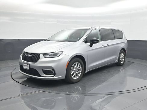 Used 2024 Chrysler Pacifica Touring-L FWD image 1