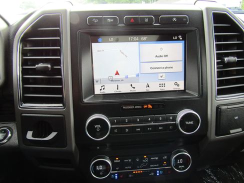 Used 2018 Ford Expedition XLT w/ Equipment Group 202A AWD/4WD image 27