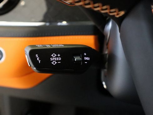 Used 2025 Bentley Bentayga image 8