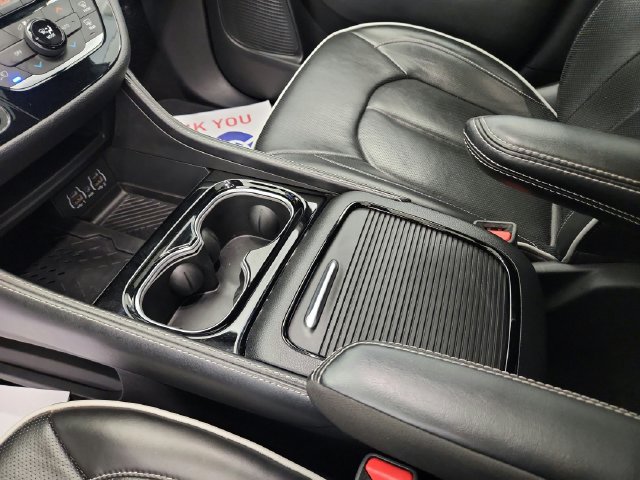 Used 2025 Chrysler Pacifica Limited FWD image 17