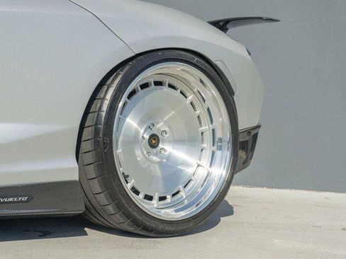 Used 2024 Lamborghini Revuelto image 30