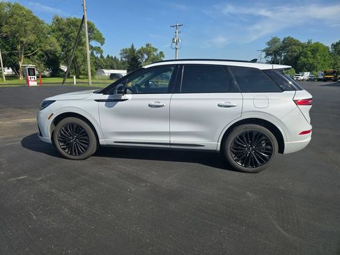 Used 2025 Lincoln Corsair AWD w/ Equipment Group 101A image 8