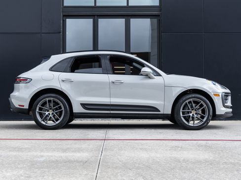 Certified 2023 Porsche Macan image 12