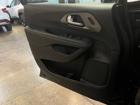 Used 2025 Chrysler Pacifica Select image 20